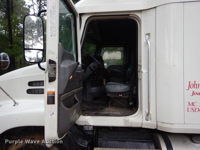 image for item DO1444 2010 Mack CXU613  semi truck