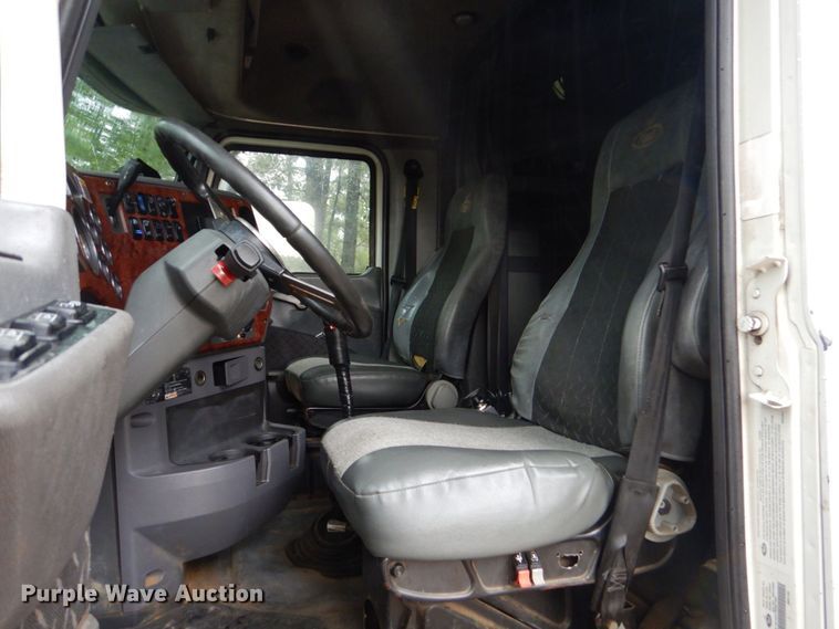 image for item DO1444 2010 Mack CXU613  semi truck