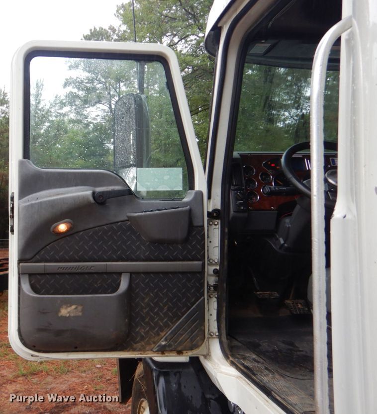 image for item DO1444 2010 Mack CXU613  semi truck