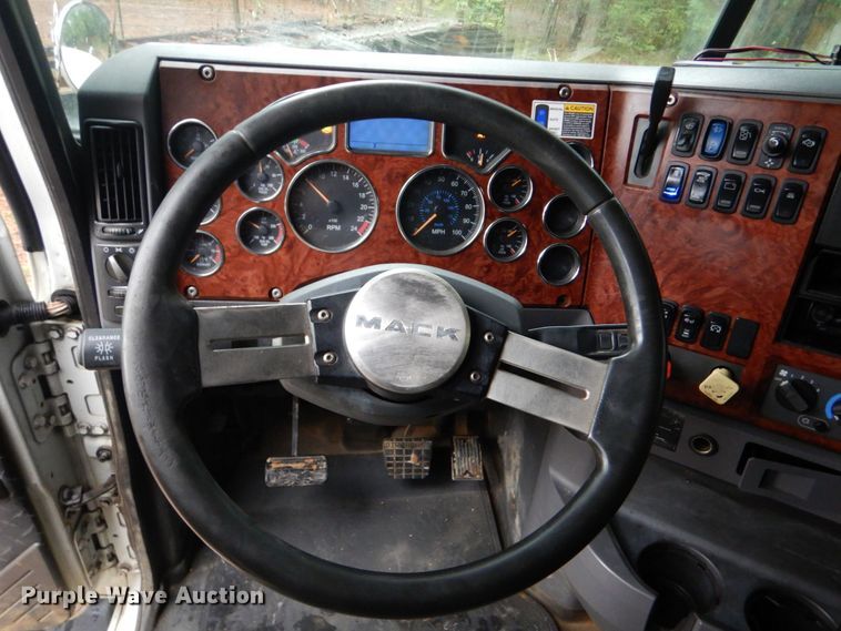 image for item DO1444 2010 Mack CXU613  semi truck