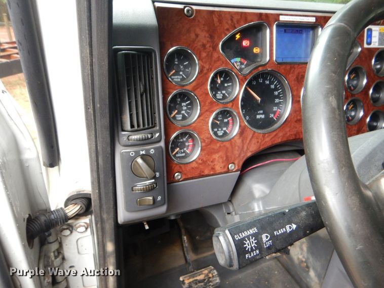 image for item DO1444 2010 Mack CXU613  semi truck