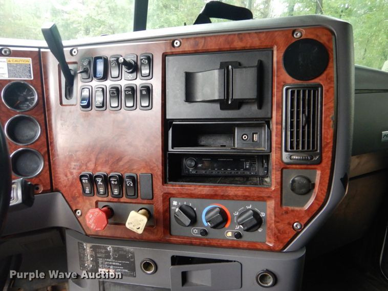 image for item DO1444 2010 Mack CXU613  semi truck