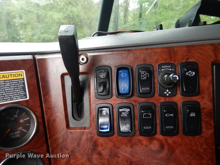 image for item DO1444 2010 Mack CXU613  semi truck