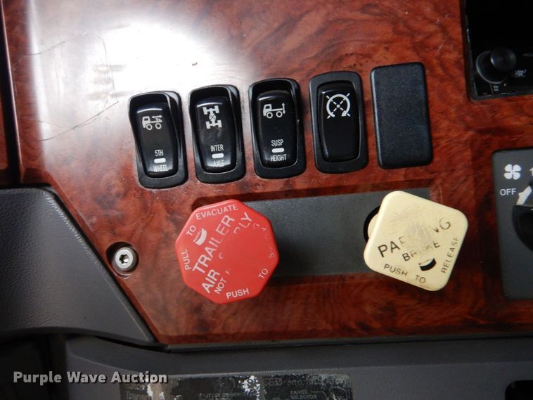 image for item DO1444 2010 Mack CXU613  semi truck