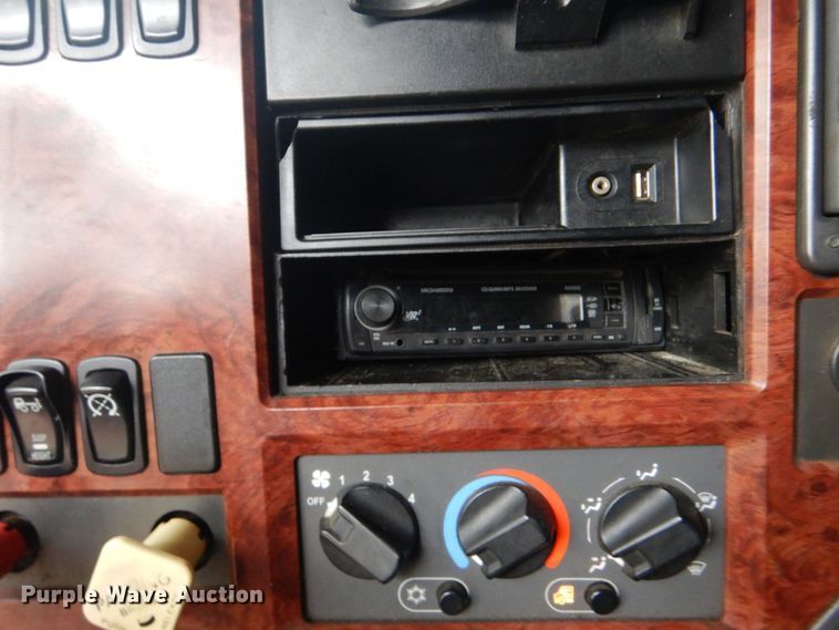 image for item DO1444 2010 Mack CXU613  semi truck