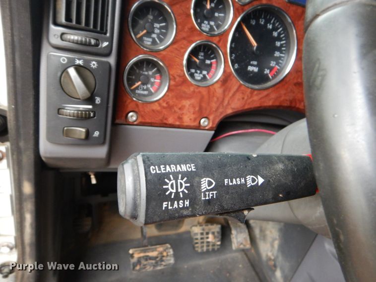 image for item DO1444 2010 Mack CXU613  semi truck