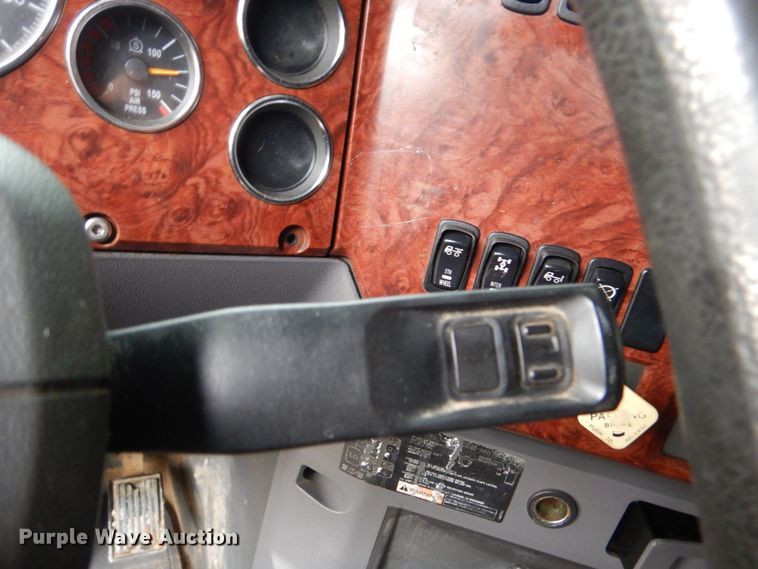 image for item DO1444 2010 Mack CXU613  semi truck