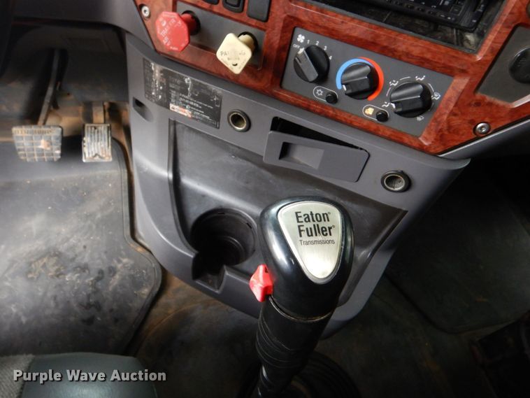 image for item DO1444 2010 Mack CXU613  semi truck