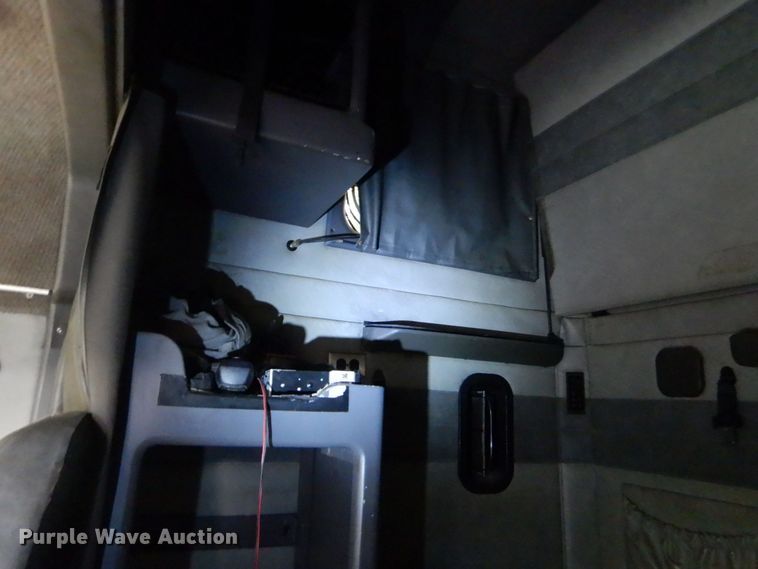 image for item DO1444 2010 Mack CXU613  semi truck