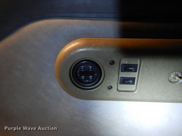 image for item DO1444 2010 Mack CXU613  semi truck