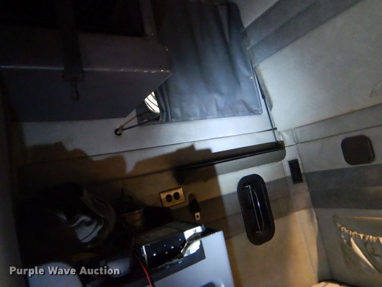 image for item DO1444 2010 Mack CXU613  semi truck