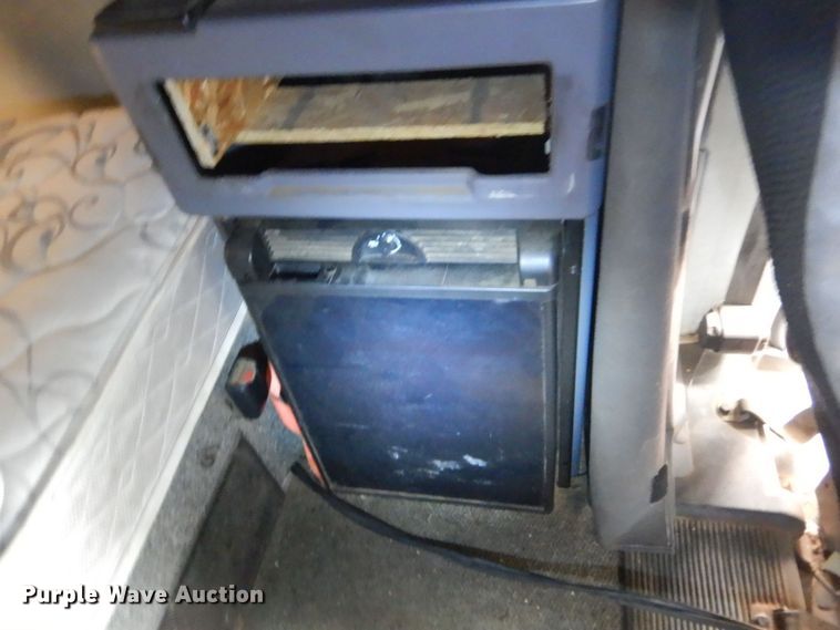 image for item DO1444 2010 Mack CXU613  semi truck