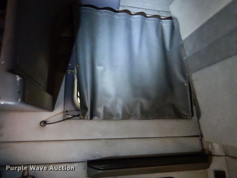 image for item DO1444 2010 Mack CXU613  semi truck