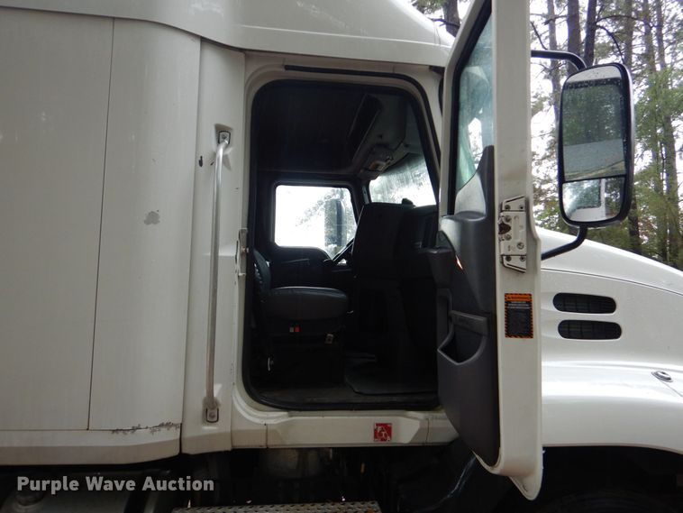 image for item DO1444 2010 Mack CXU613  semi truck