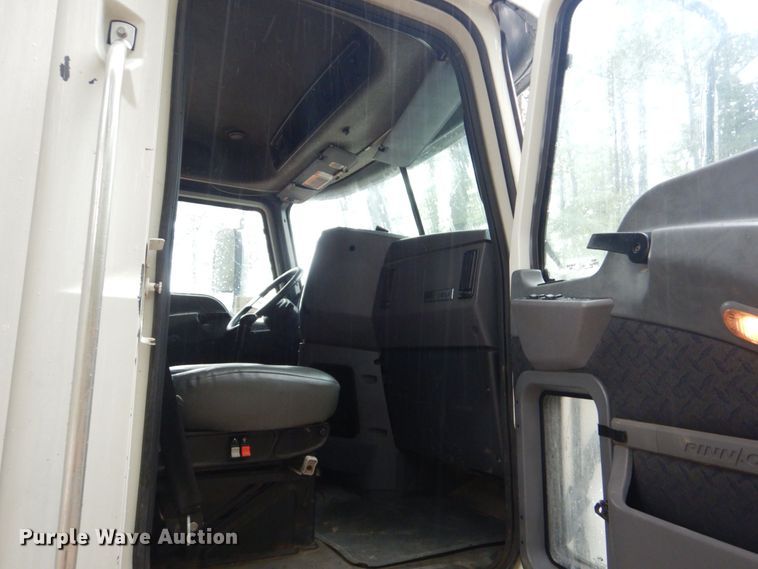 image for item DO1444 2010 Mack CXU613  semi truck