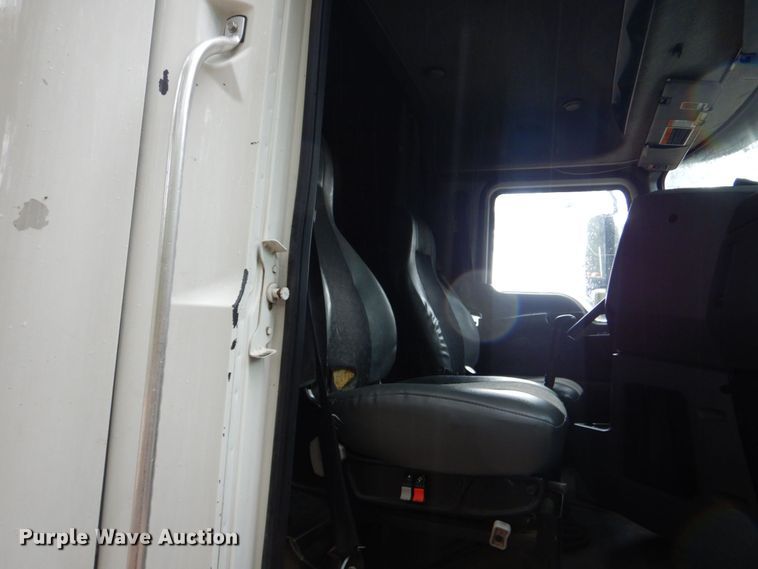 image for item DO1444 2010 Mack CXU613  semi truck