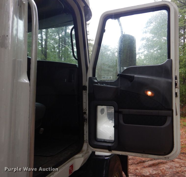 image for item DO1444 2010 Mack CXU613  semi truck