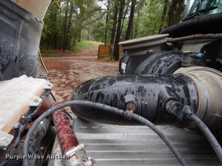 image for item DO1444 2010 Mack CXU613  semi truck