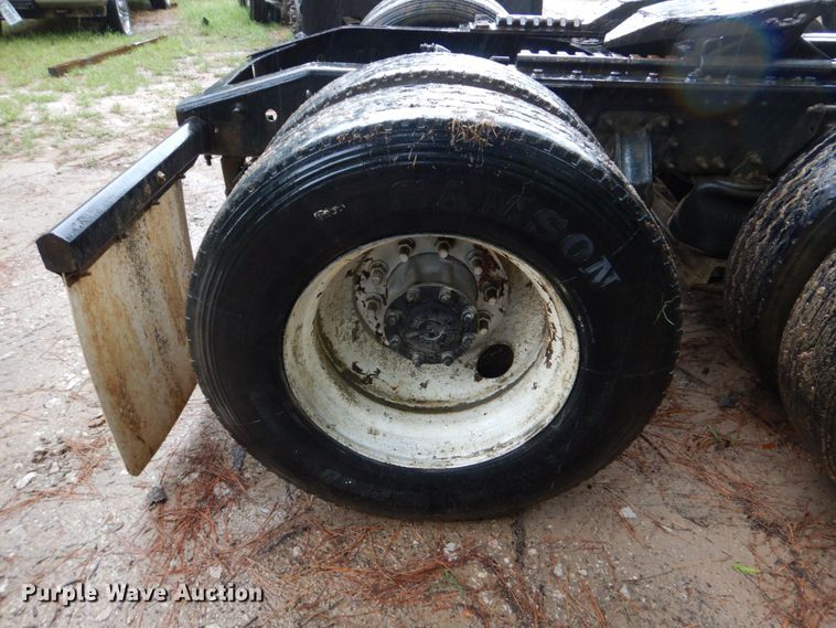 image for item DO1444 2010 Mack CXU613  semi truck