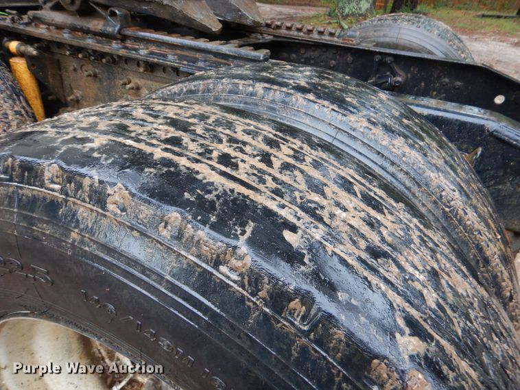 image for item DO1444 2010 Mack CXU613  semi truck