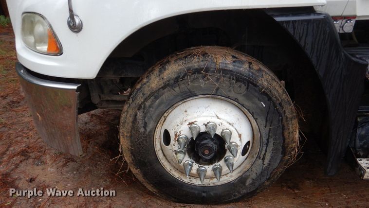 image for item DO1444 2010 Mack CXU613  semi truck