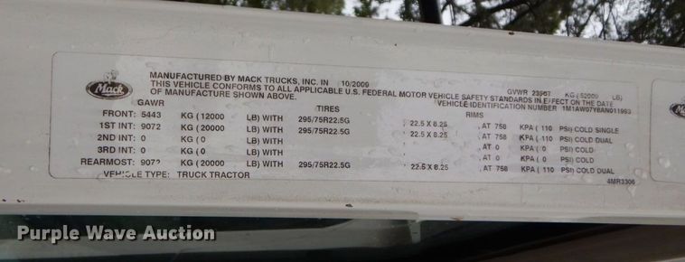 image for item DO1444 2010 Mack CXU613  semi truck