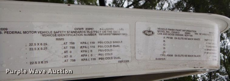 image for item DO1444 2010 Mack CXU613  semi truck