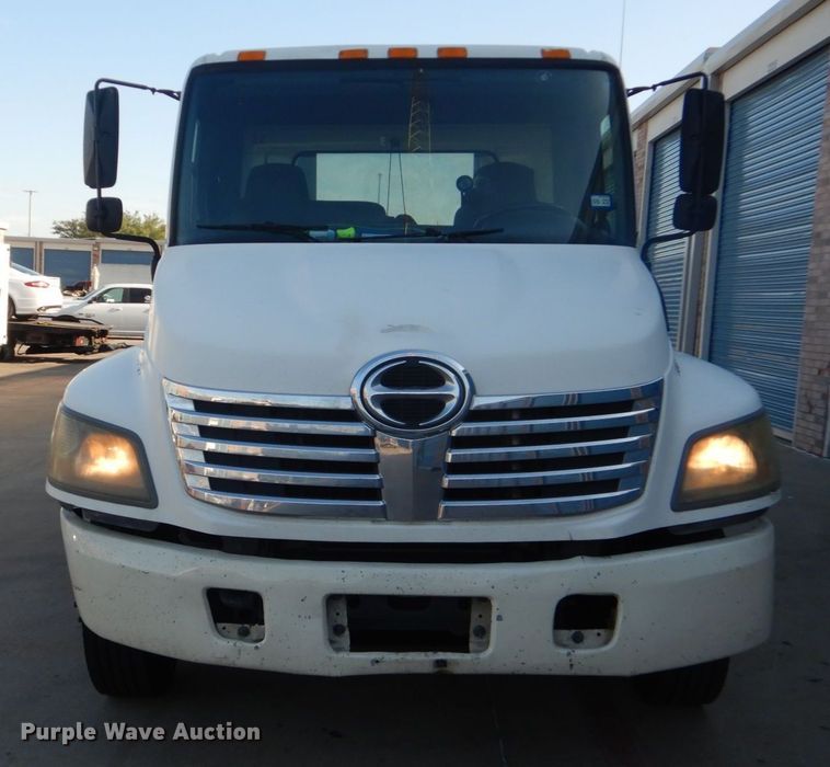 image for item DO1485 2007 Hino 258  rollback truck