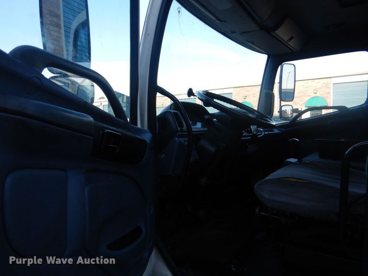 image for item DO1485 2007 Hino 258  rollback truck