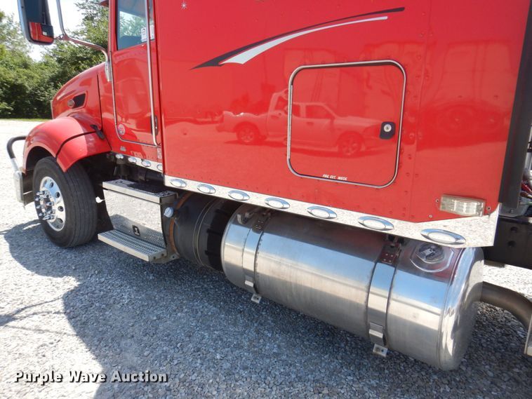 image for item DP5637 2012 Peterbilt 386  semi truck