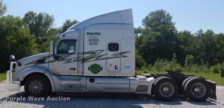 image for item DP5639 2015 Peterbilt 579  semi truck