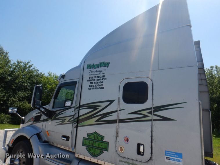 image for item DP5639 2015 Peterbilt 579  semi truck