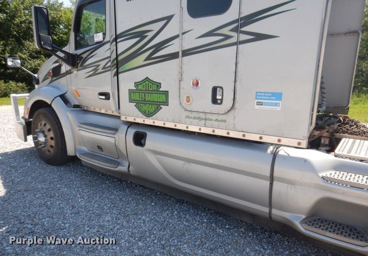 image for item DP5639 2015 Peterbilt 579  semi truck