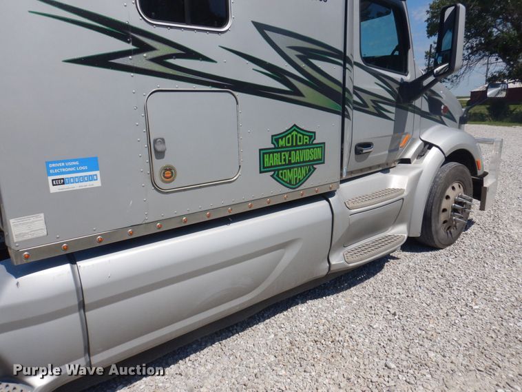 image for item DP5639 2015 Peterbilt 579  semi truck