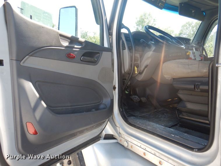 image for item DP5639 2015 Peterbilt 579  semi truck