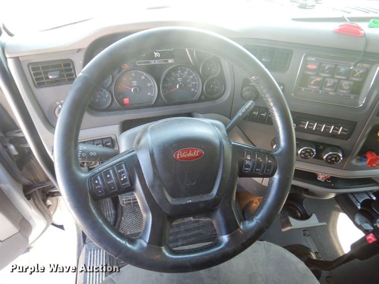 image for item DP5639 2015 Peterbilt 579  semi truck