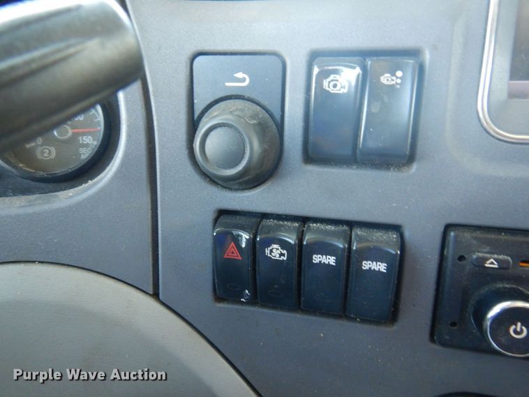 image for item DP5639 2015 Peterbilt 579  semi truck