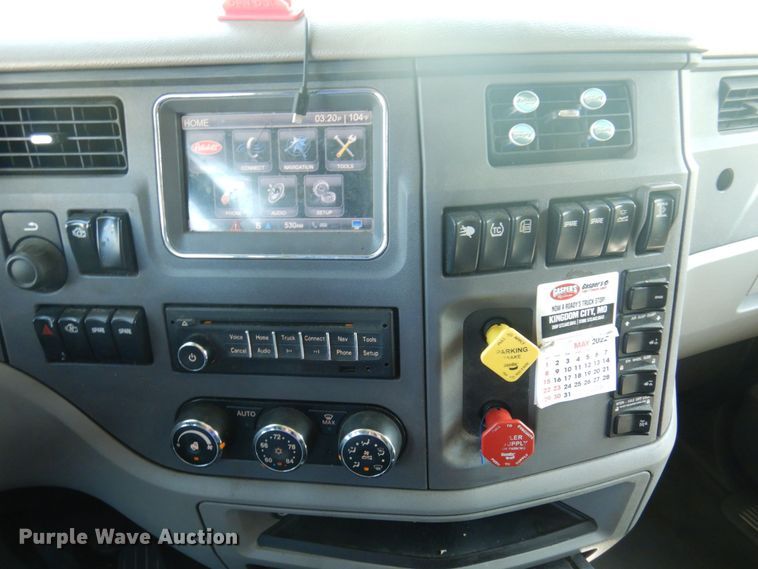 image for item DP5639 2015 Peterbilt 579  semi truck