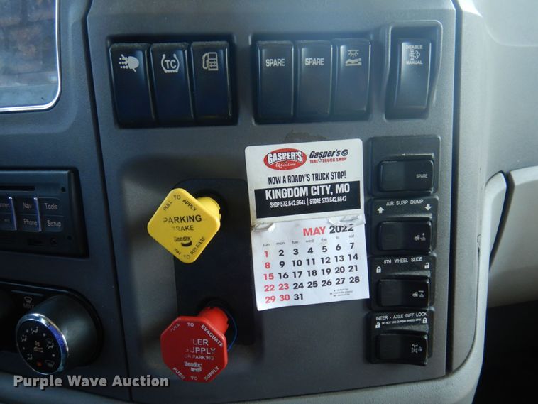 image for item DP5639 2015 Peterbilt 579  semi truck