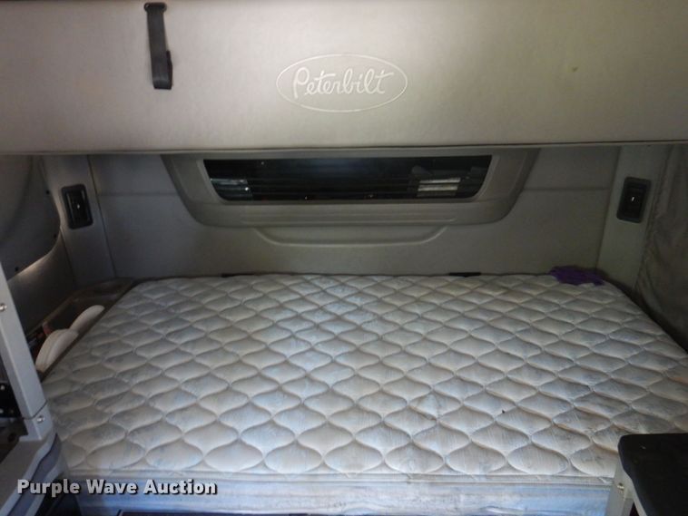 image for item DP5639 2015 Peterbilt 579  semi truck