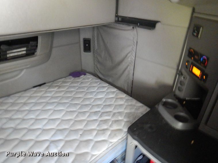 image for item DP5639 2015 Peterbilt 579  semi truck