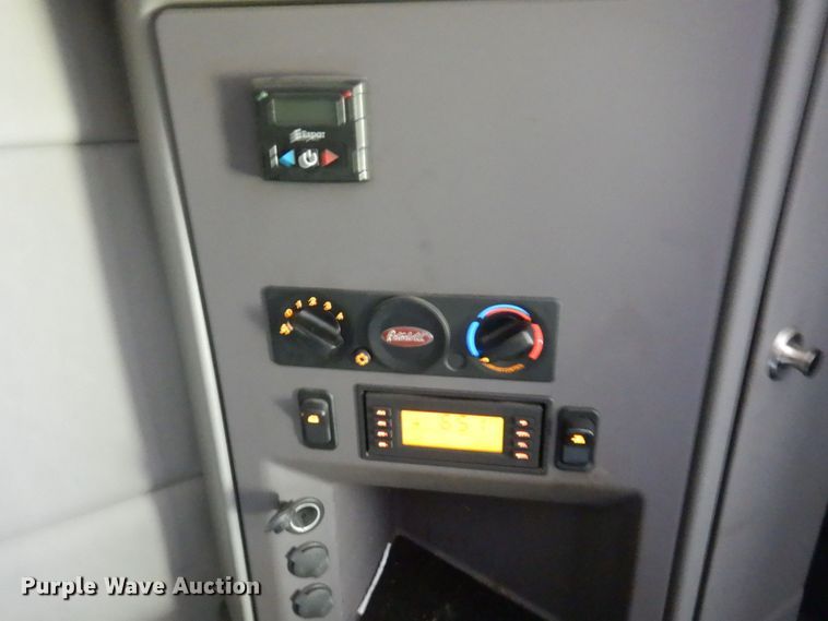 image for item DP5639 2015 Peterbilt 579  semi truck