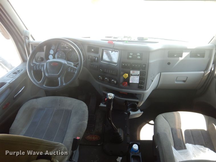 image for item DP5639 2015 Peterbilt 579  semi truck