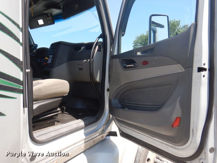 image for item DP5639 2015 Peterbilt 579  semi truck