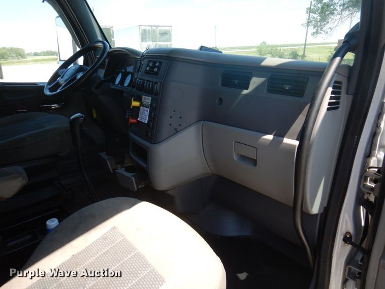 image for item DP5639 2015 Peterbilt 579  semi truck