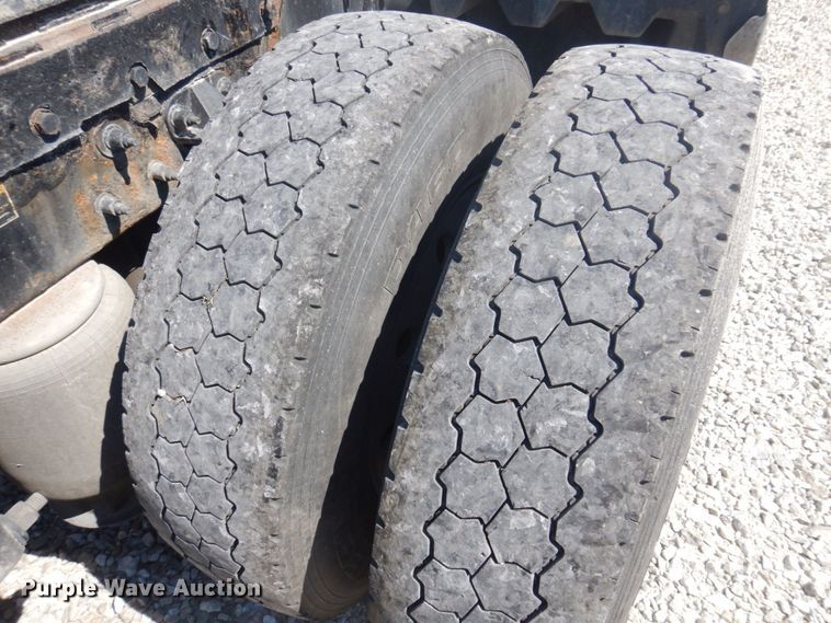 image for item DP5639 2015 Peterbilt 579  semi truck