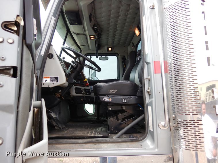 image for item DR1267 2012 Western Star W4900SF  semi truck