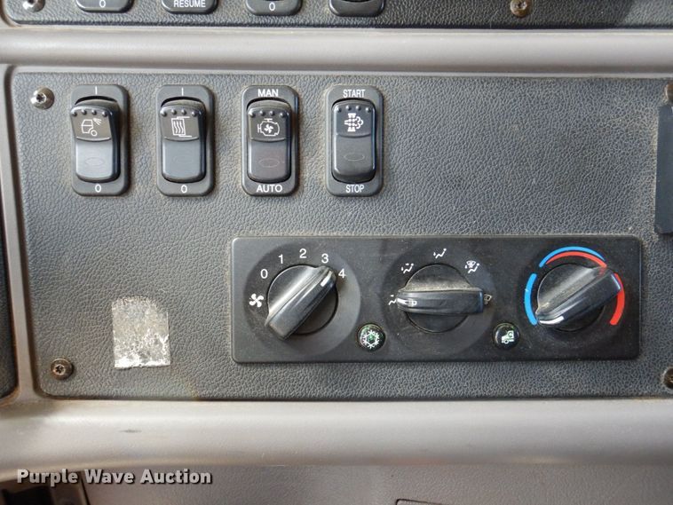 image for item DR1955 2012 Peterbilt 587  semi truck