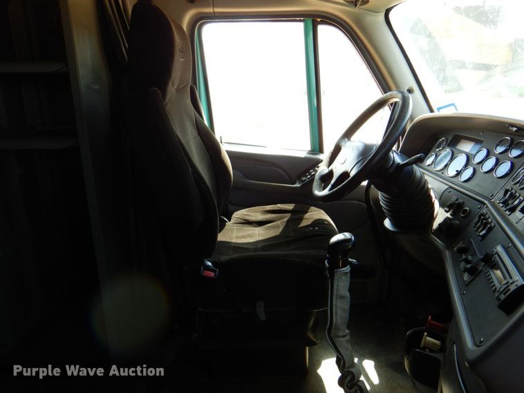 image for item DR1955 2012 Peterbilt 587  semi truck