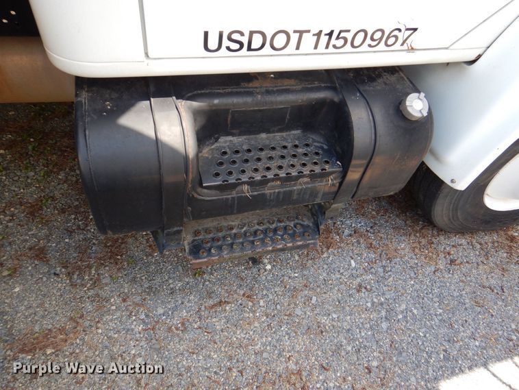 image for item DS8046 2001 International 4700  box truck